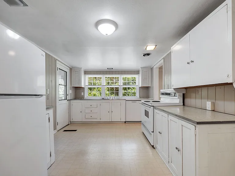 1131 Hawthorne St — Photo 3