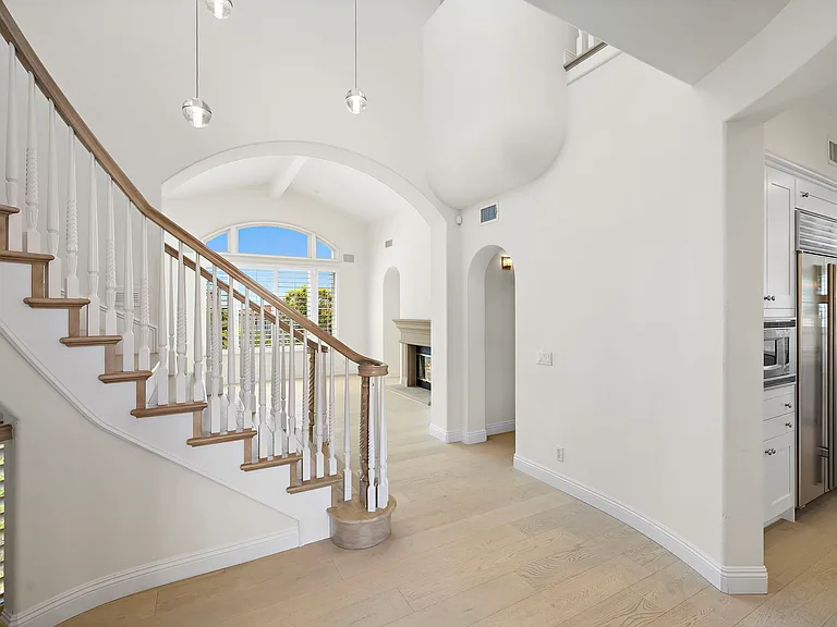 150 Sidney Bay Dr — Photo 5
