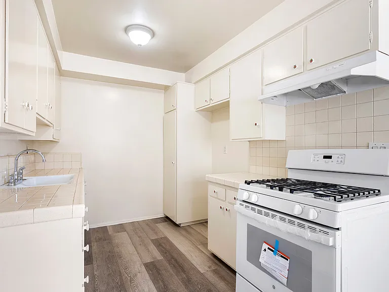 208 E Chevy Chase Dr #1 — Photo 9
