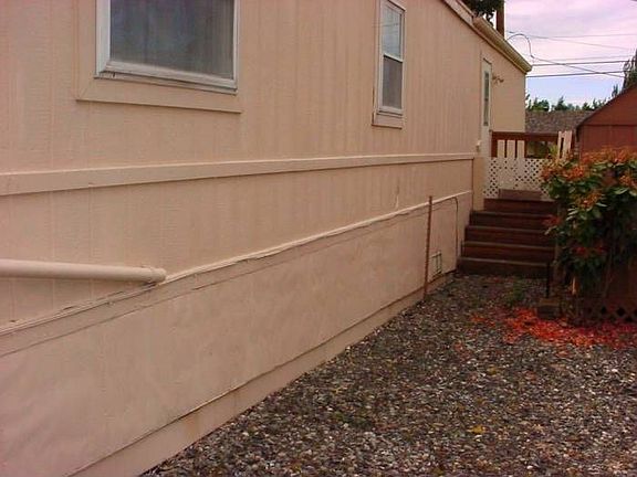 Northside w/deck entry