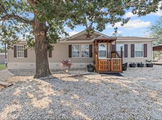 864 Rolling Oaks Dr, Luling, TX 78648