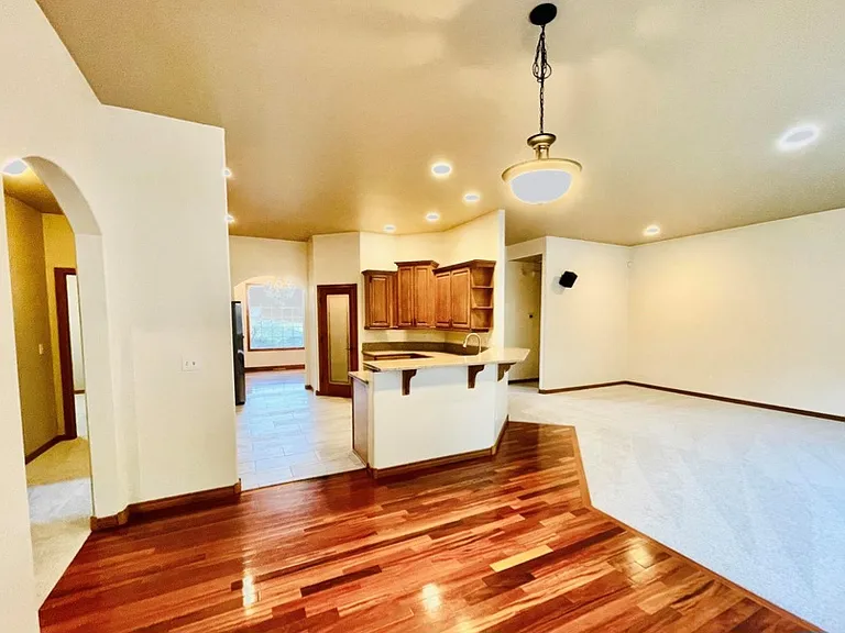5805 Englewood Ave — Photo 13