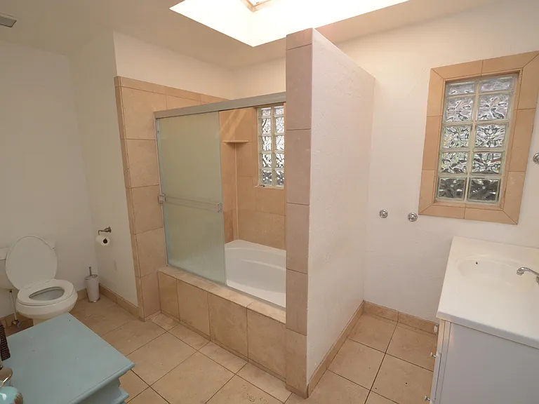 223 N Bentley Ave — Photo 8