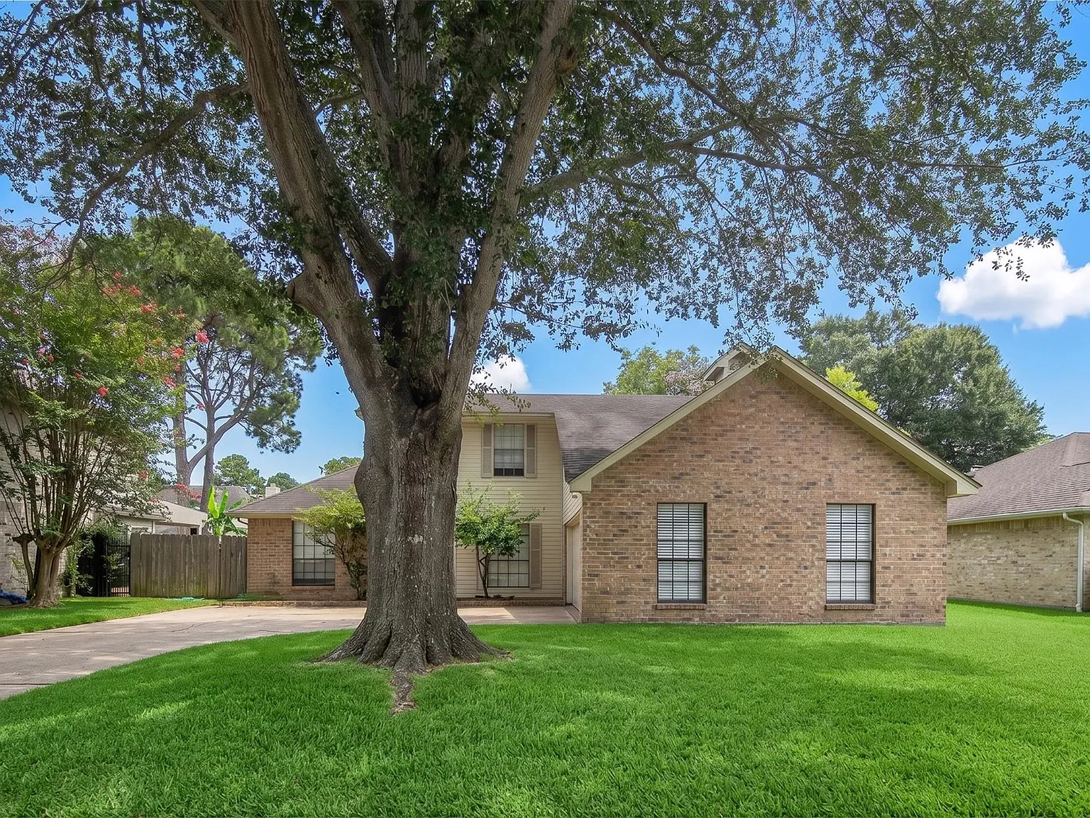 4 bed, 3.0 bath, 2463 sqft, $2,200 — Photo 2
