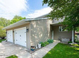 621 Great Plains Ct, Grand Forks, ND 58201
