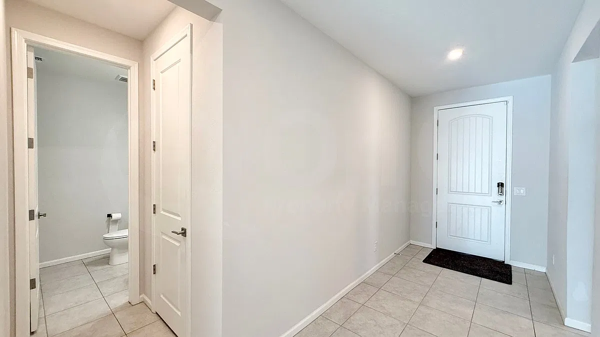 4 bed, 3.5 bath, 2700 sqft, $2,400 — Photo 4