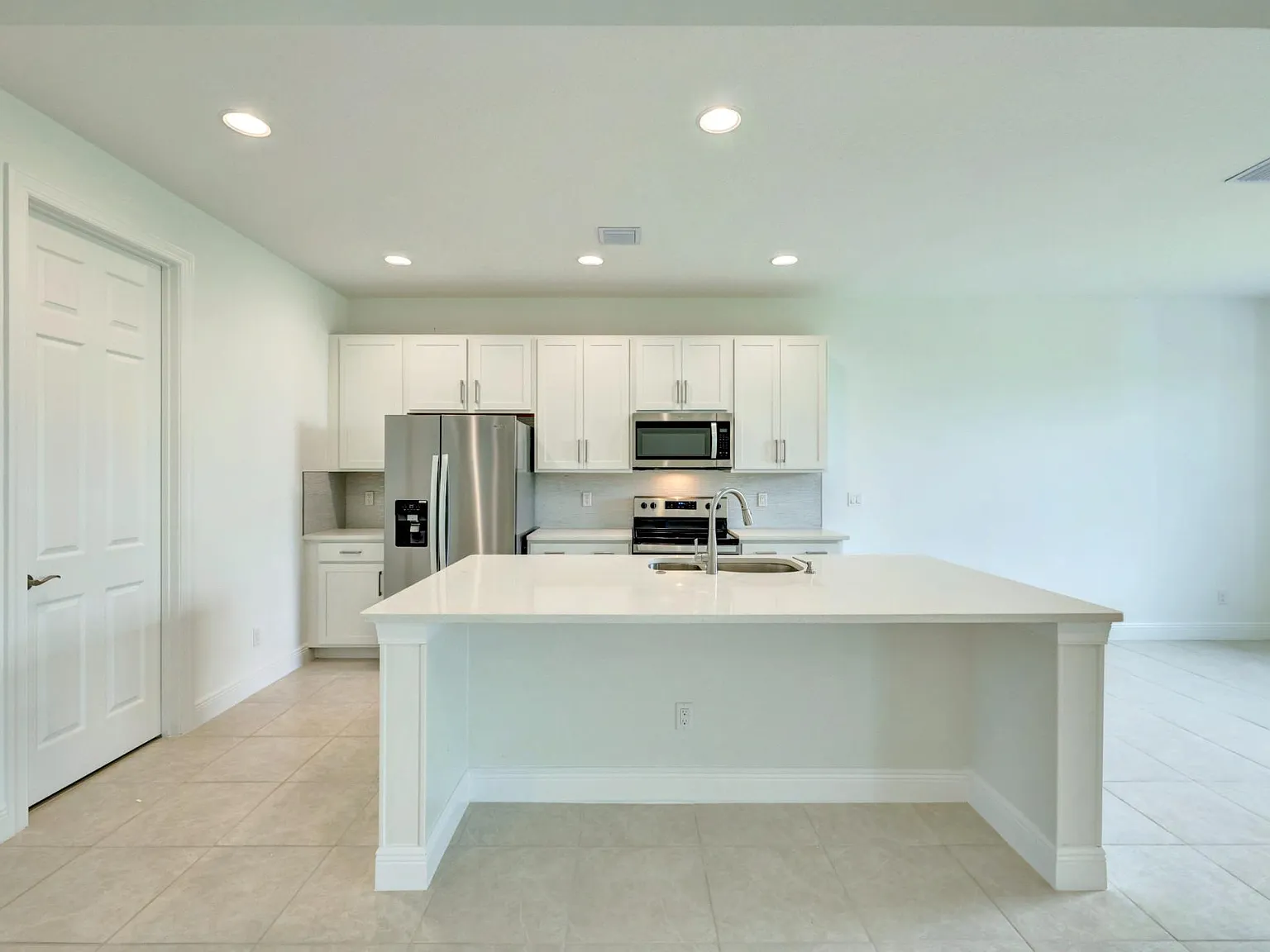 4 bed, 2120 sqft, $3,490 — Photo 4