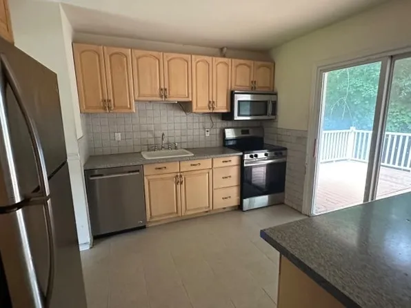 95 Longwood Lake Rd, Oak Ridge, NJ 07438