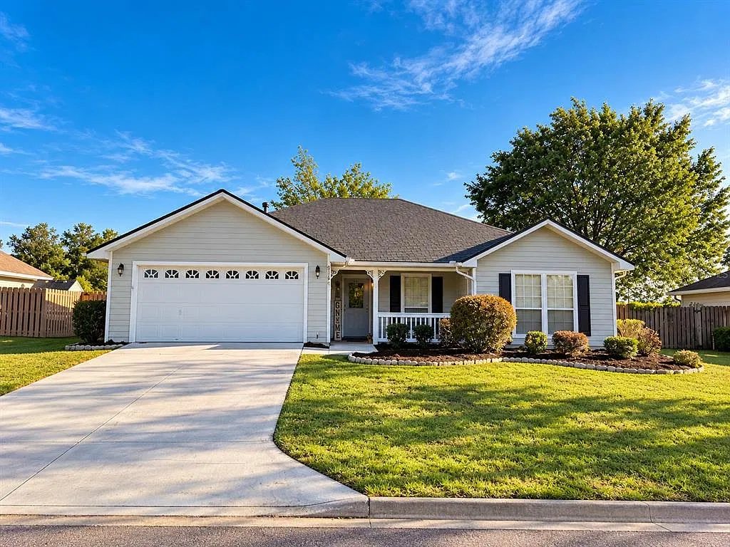 3 bed, 2.0 bath, 1649 sqft, $2,400 — Photo 1