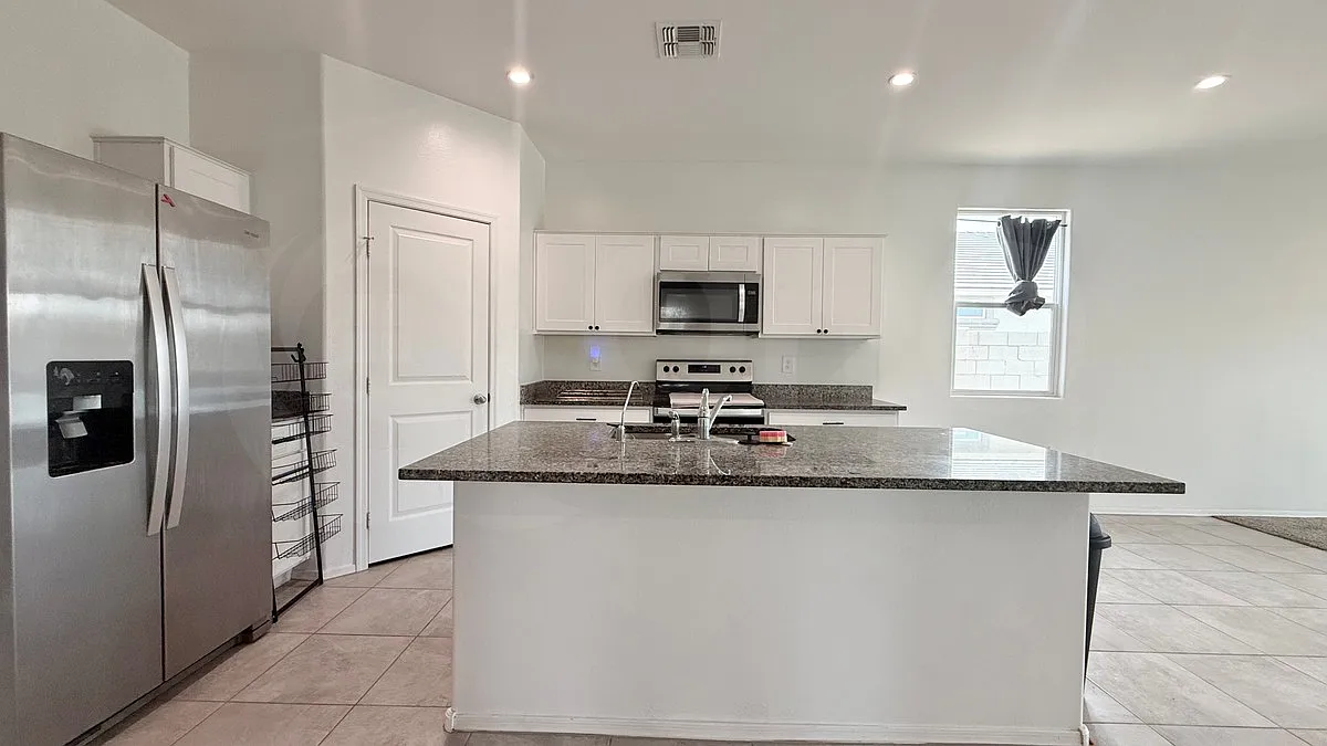 4 bed, 2.0 bath, 1569 sqft, $1,975 — Photo 2