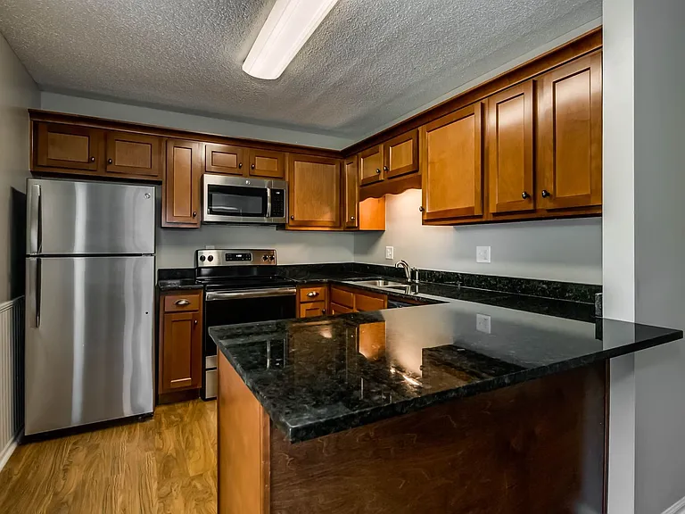 Essex Square Apartments — Photo 20