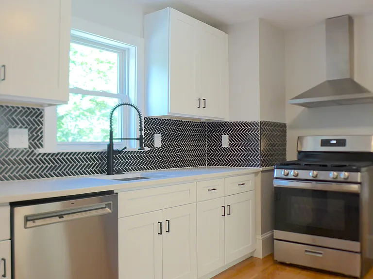 110 Woodstock St — Photo 10