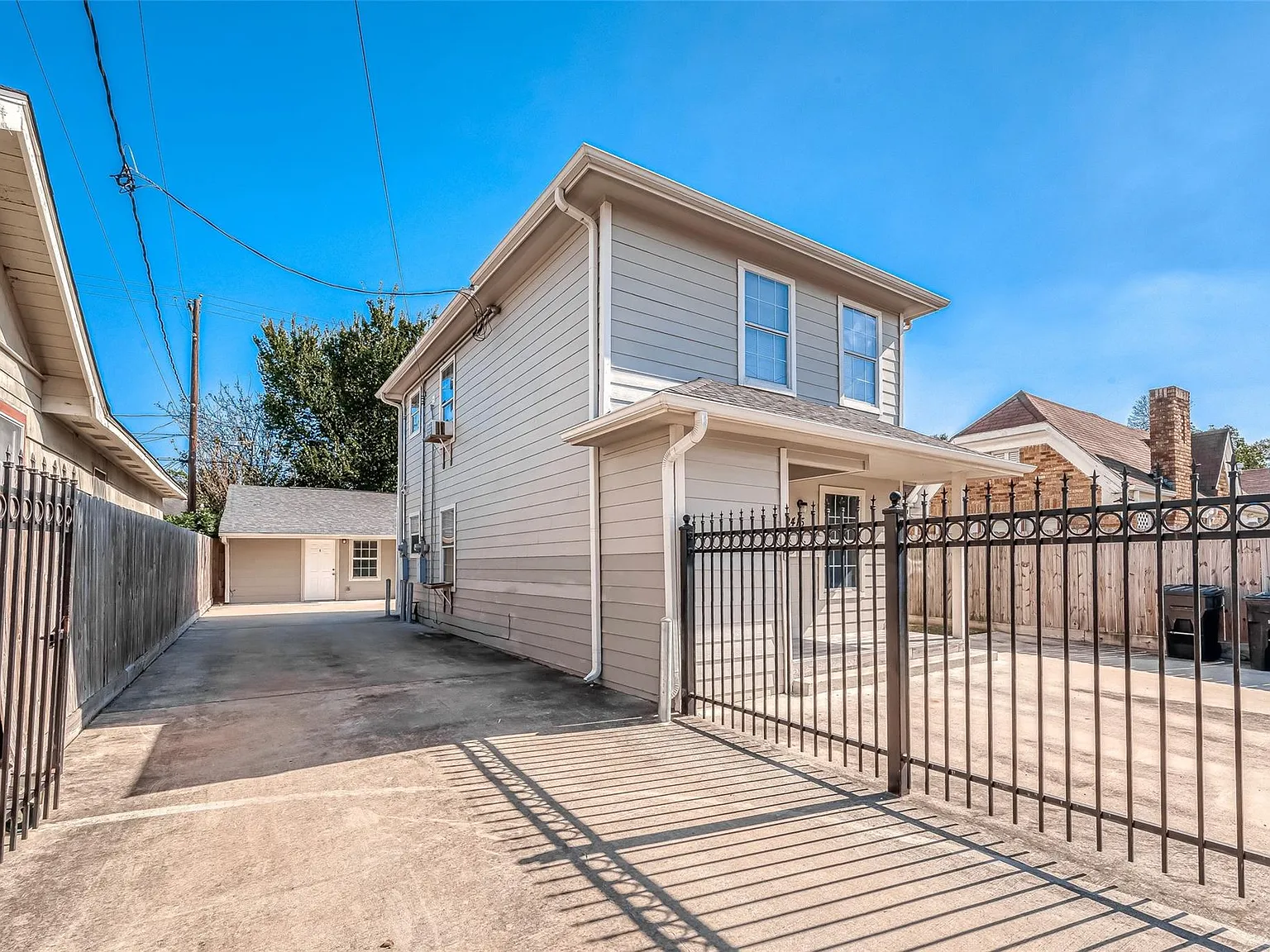3 bed, 1.0 bath, 1757 sqft, $1,450 — Photo 2