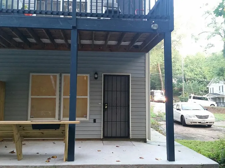 1127D Jones Ave NW — Photo 2