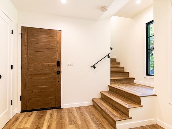 4th image of 866 N Beverly Glen Blvd