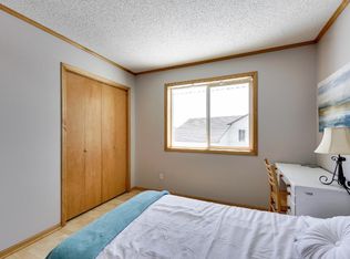 954 Sunny Ridge Dr, Carver, MN 55315