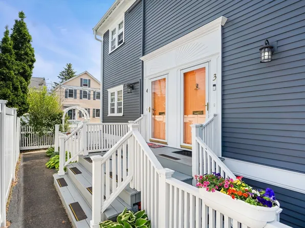 3 Salem St APT 3, Newburyport, MA 01950