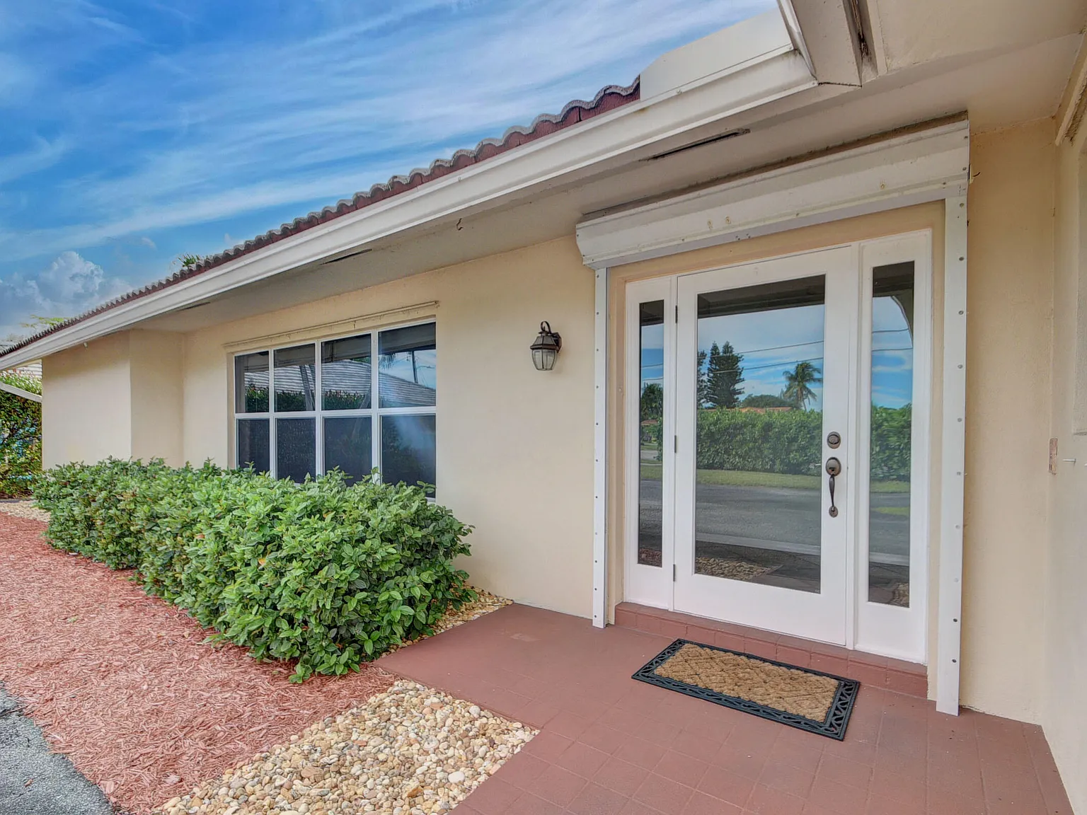 4 bed, 2.0 bath, 2369 sqft, $5,250 — Photo 4