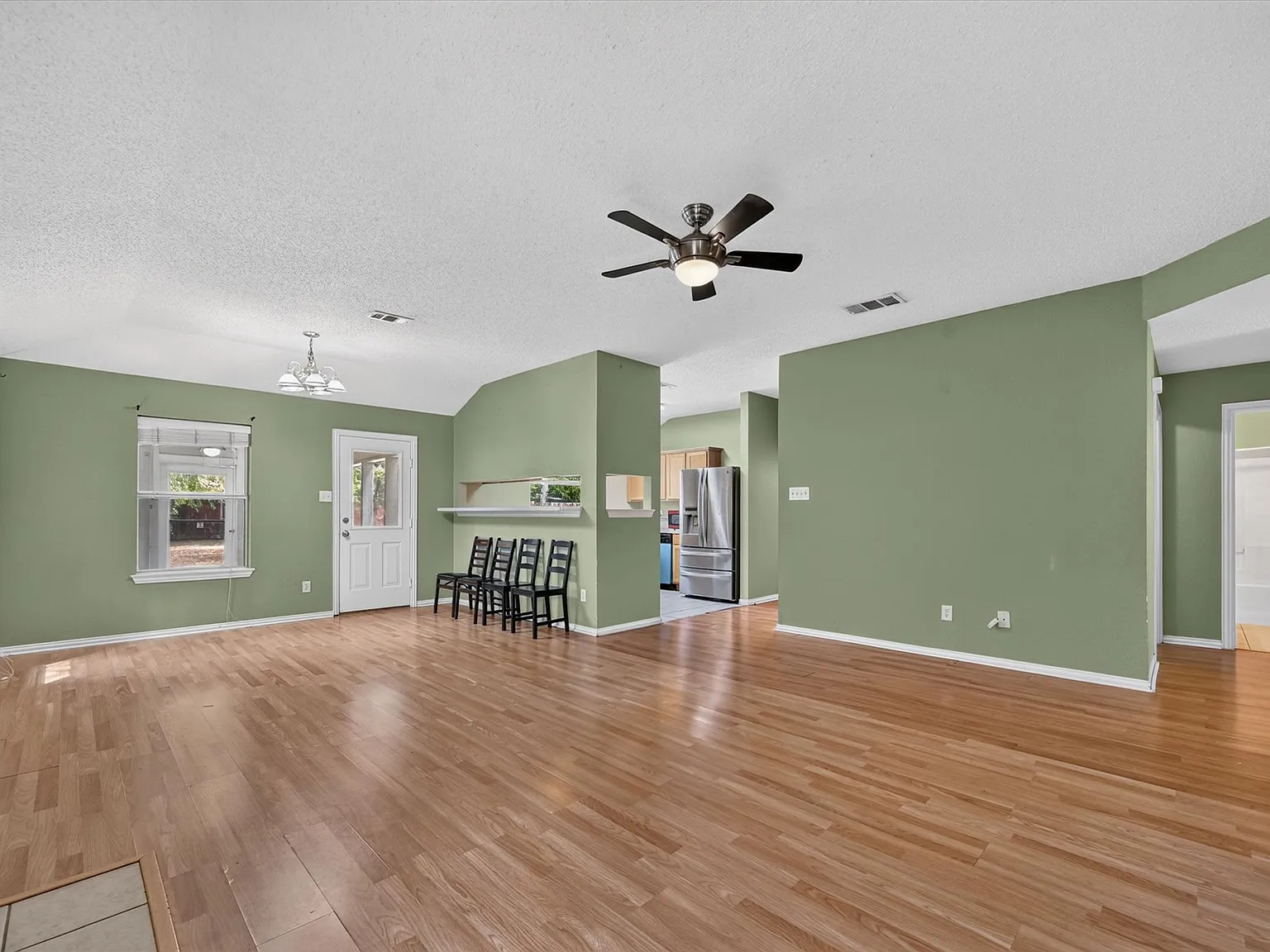 3 bed, 1472 sqft, $2,100 — Photo 4