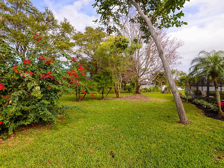 2411 NE Pinecrest Lakes Blvd — Photo 41
