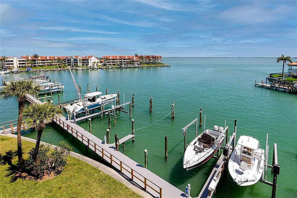 2 bed, 2.0 bath, 1365 sqft, $4,000 — Photo 2