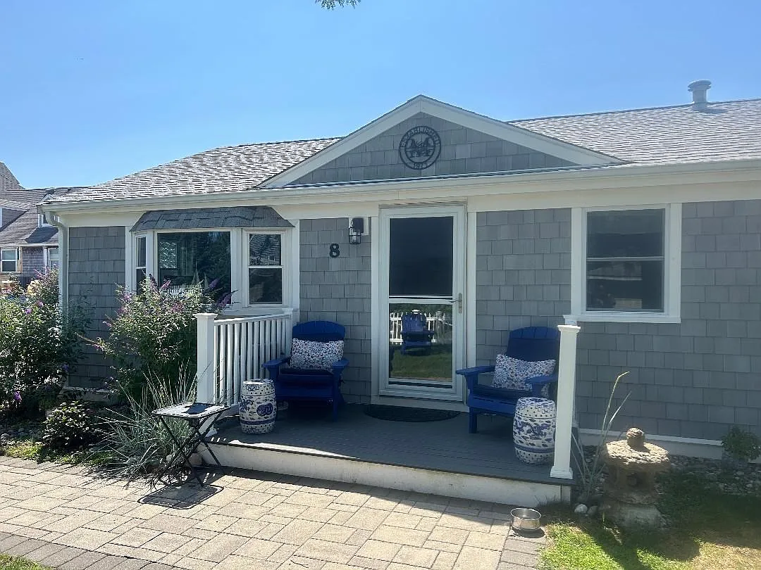 3 bed, 1.0 bath, 864 sqft, $2,400 — Photo 1
