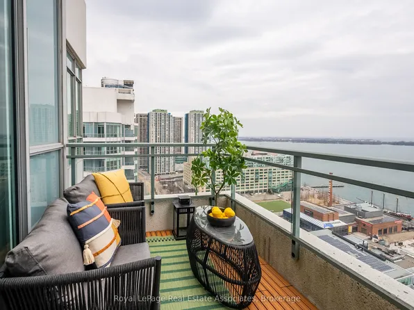 230 Queens Quay W #2811, Toronto, ON M5J 2Y7