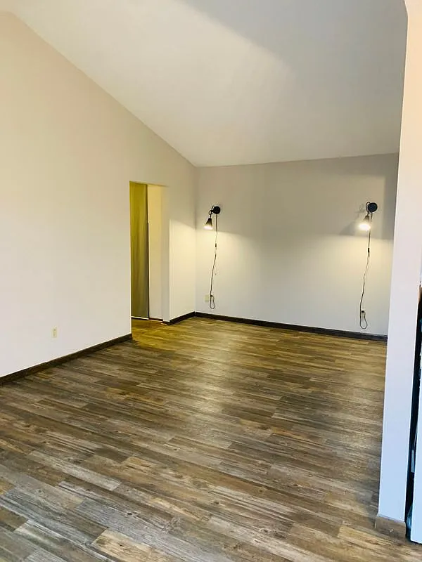 2 bed, 1.0 bath, 918 sqft, $1,375 — Photo 2