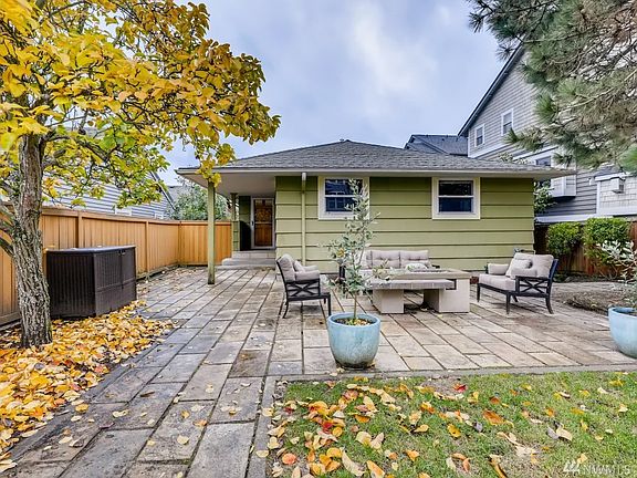 Private, fully fenced patio (furniture/firepit negotiable)