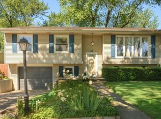 32 Redwood Trl, Wheeling, IL 60090
