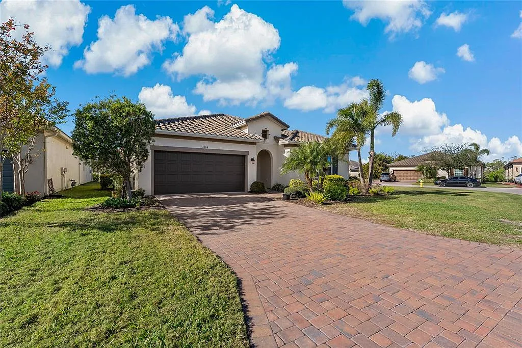 4 bed, 2.0 bath, 1999 sqft, $3,600 — Photo 2