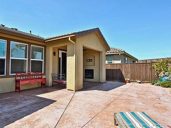Back Patio W/Fireplace, TV