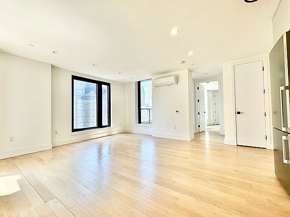 4th image of 260 Gold St #1003