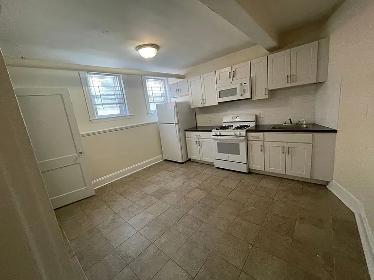 12 Barrows St #B — Photo 4