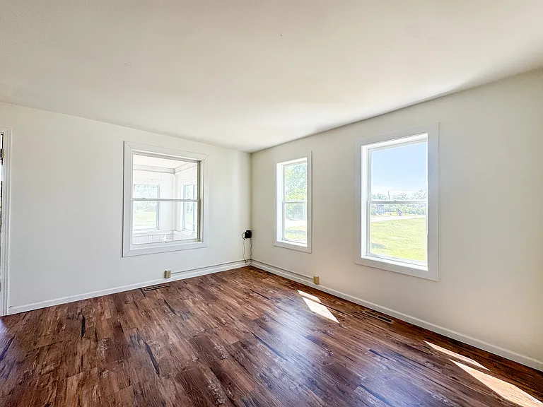 1085 E Ave NE — Photo 6