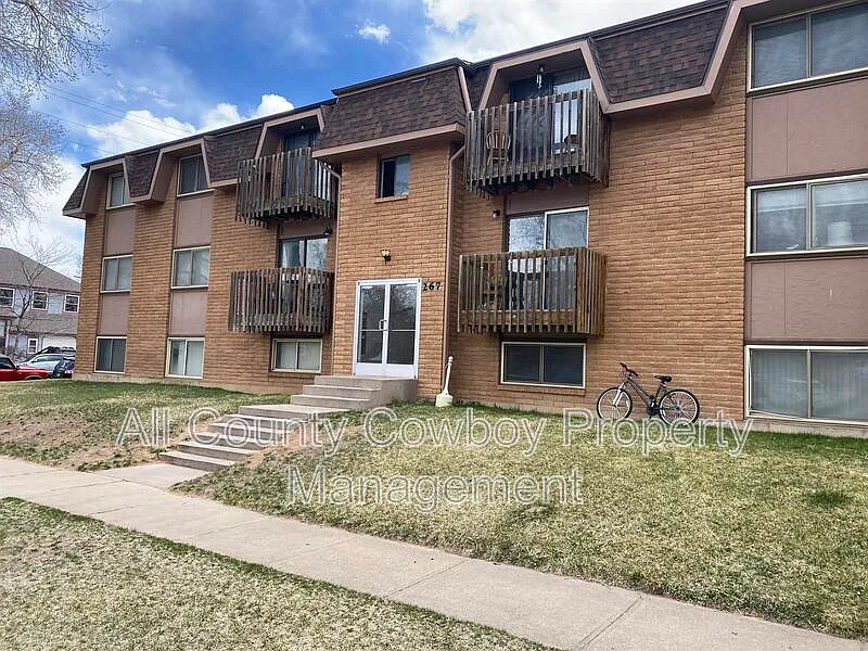 3 bed, 1.0 bath, $1,325 — Photo 2