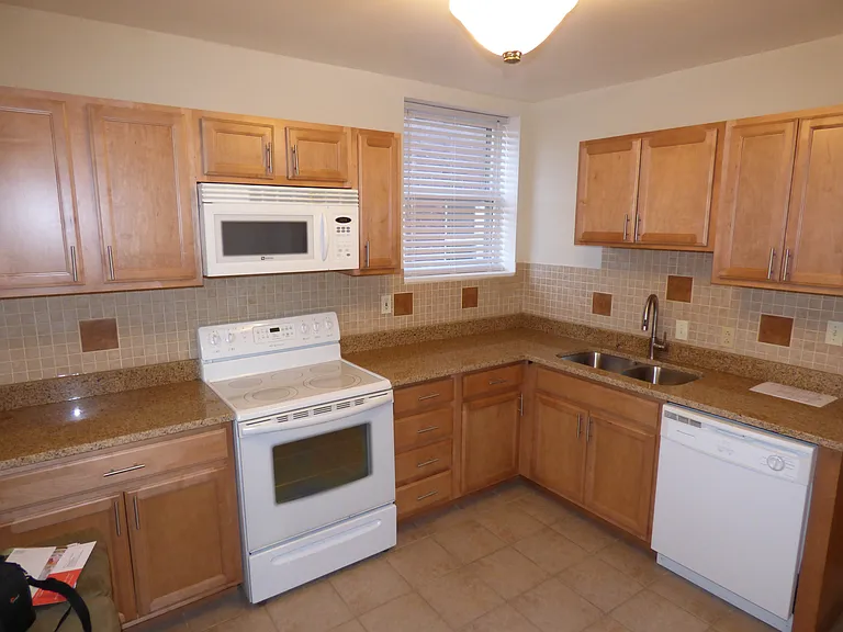 1021 Commodore Dr — Photo 8