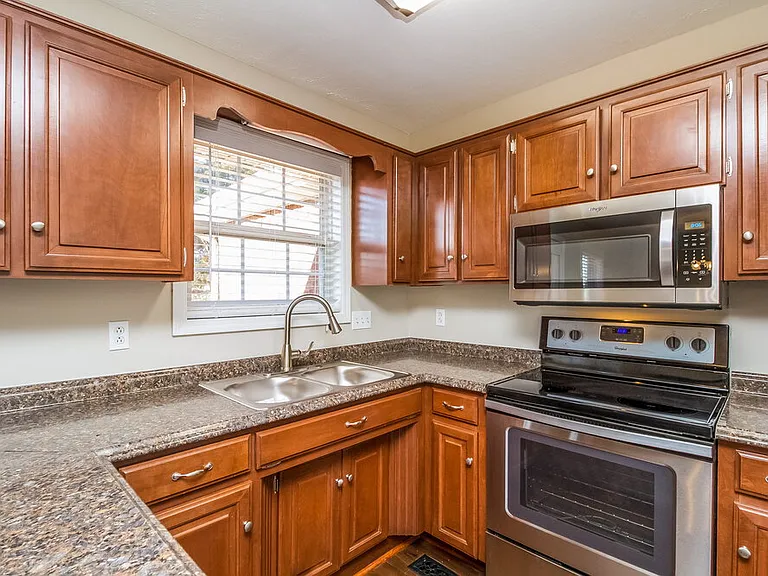 304 Acorn Ct — Photo 8