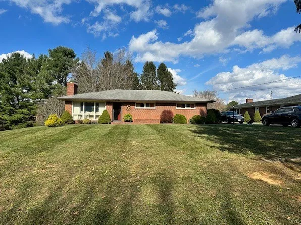 218 Fincastle Ln, Bluefield, VA 24605