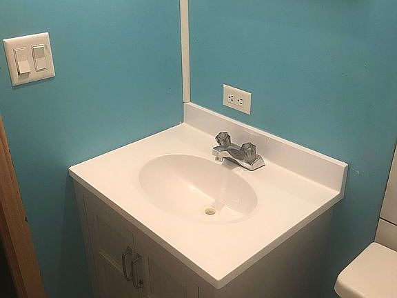 2nd   Bathroom 