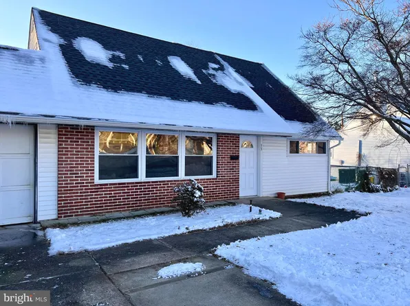 33 Jasmine Rd, Levittown, PA 19056