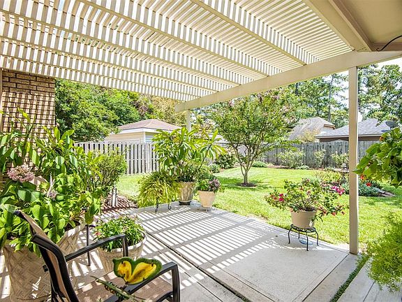 Such a nice shaded back patio, look at these beautiful plants!
