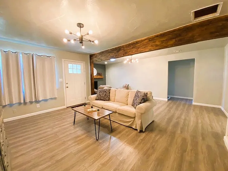 1100 Elmhurst St — Photo 3