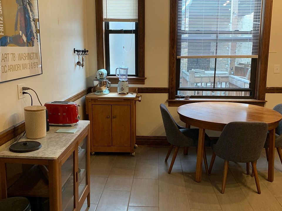 Eat-in side of kitchen
