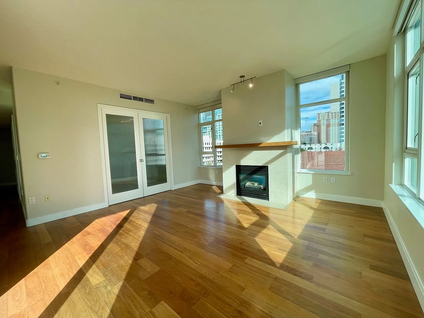 2 Bedroom- 2 Bathroom Single Story Condo on the 6th Floor located in the Marina District — Photo 4