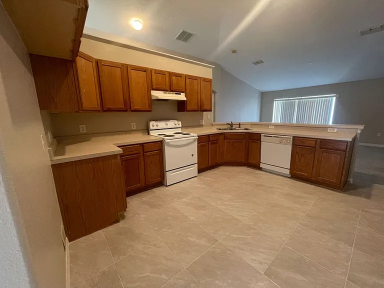 568 Finch Ct — Photo 17