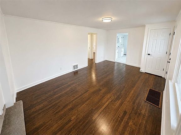 3rd image of 11384 James St