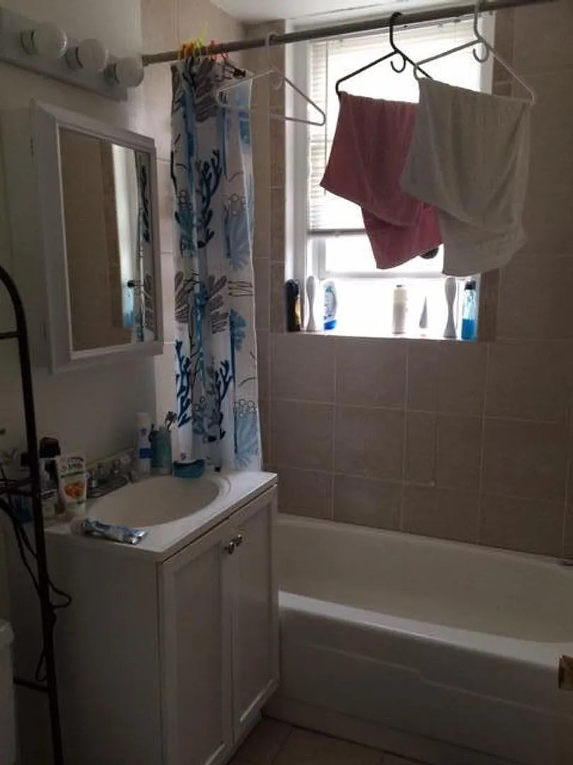 Charming 2 Bedroom — Photo 4