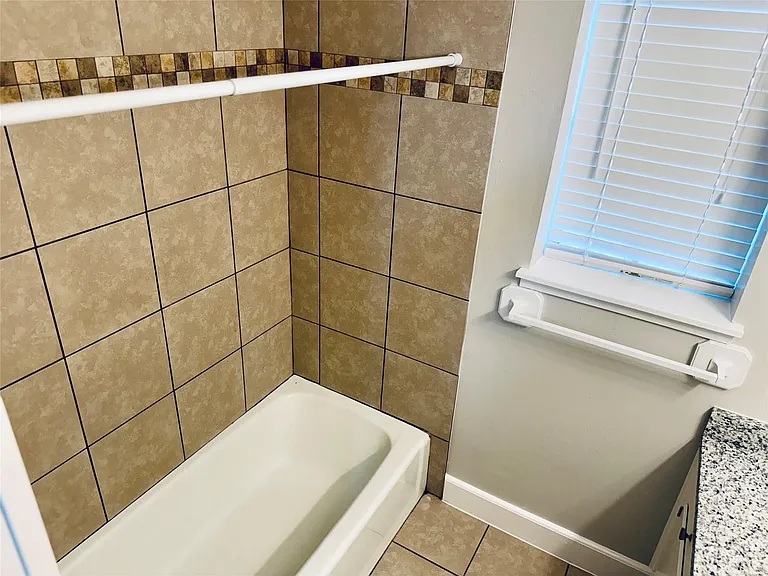 501 Waco St #4 — Photo 7