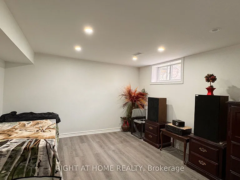 980 Midland Ave #BASEMENT — Photo 7
